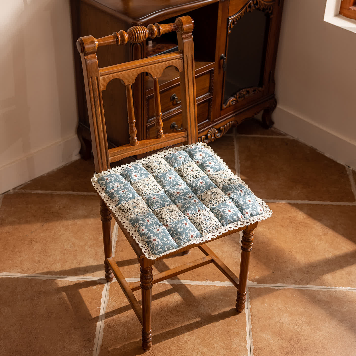 Retro Daisy Patchwork Chair Cushion | Floral Quilted Seat Pad with Lace Trim | Soft Polyester Cushion with Polypropylene Cotton Filling | Dining, Office & Vanity Chair Accent