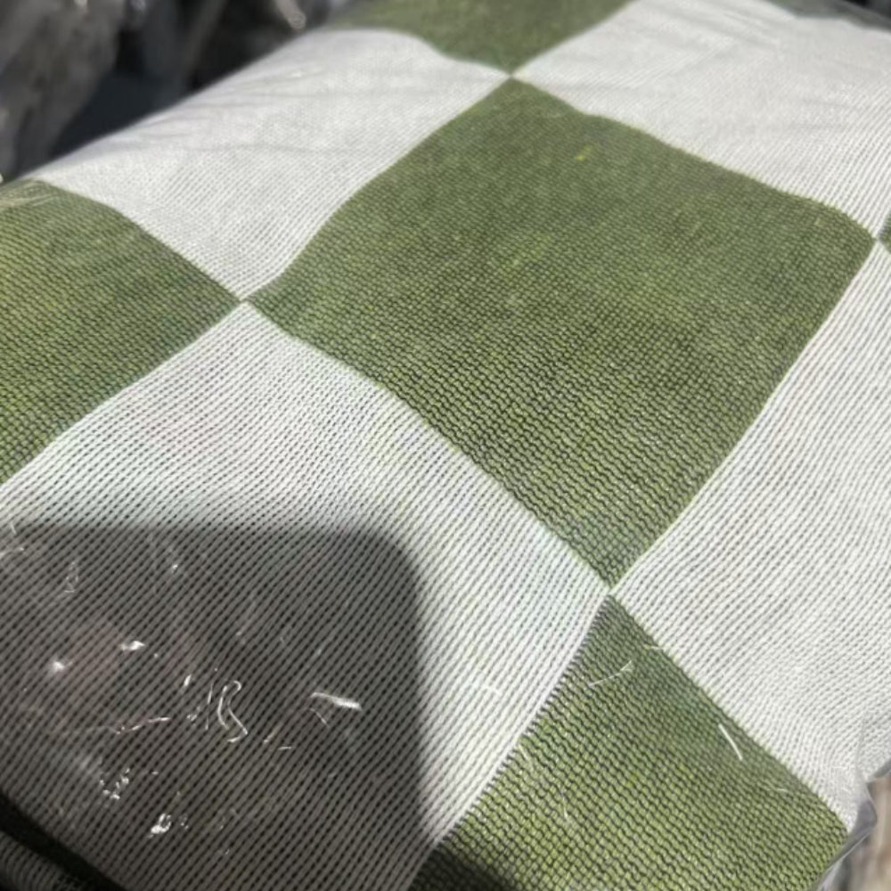 Checked Picnic Blanket 130x180 cm with Fringe | Soft Microfiber Knit | Lightweight All-Season Throw | Indoor Outdoor Use