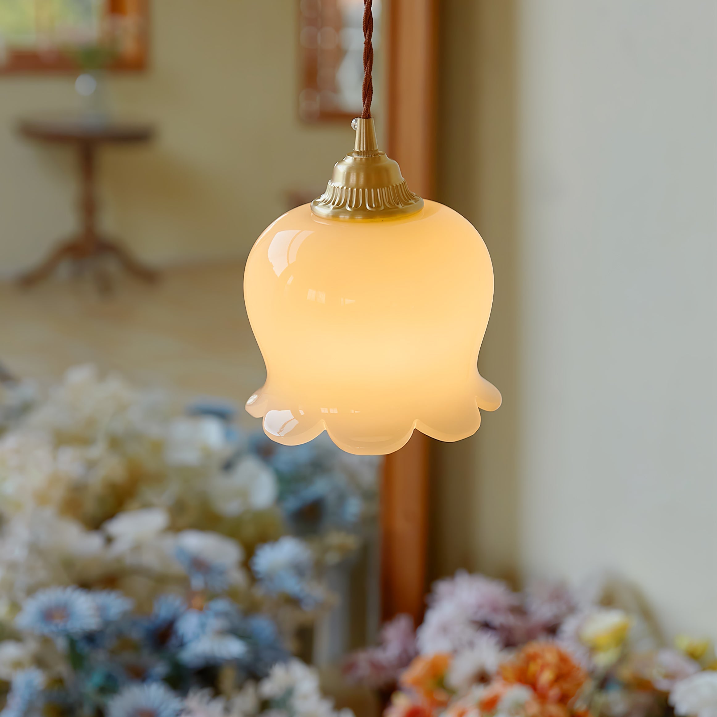 Valley Flower Pendant Lamp Floral Ceiling Light | Brass & Resin Design | E26/E27 Socket | Adjustable 150cm Hanging Cable