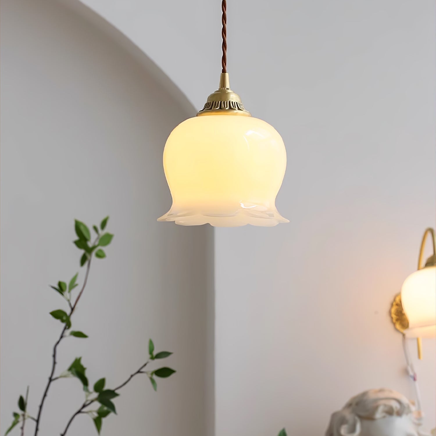 Valley Flower Pendant Lamp Floral Ceiling Light | Brass & Resin Design | E26/E27 Socket | Adjustable 150cm Hanging Cable