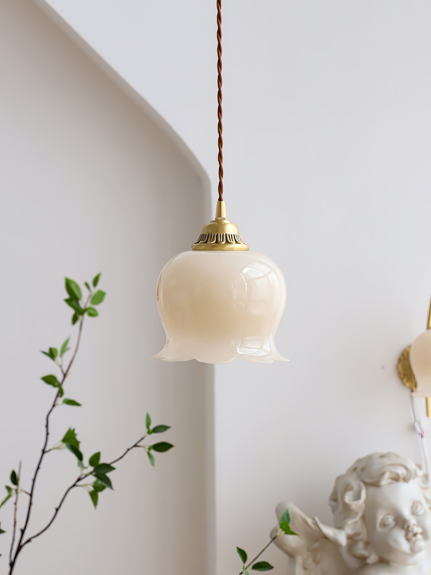 Valley Flower Pendant Lamp Floral Ceiling Light | Brass & Resin Design | E26/E27 Socket | Adjustable 150cm Hanging Cable