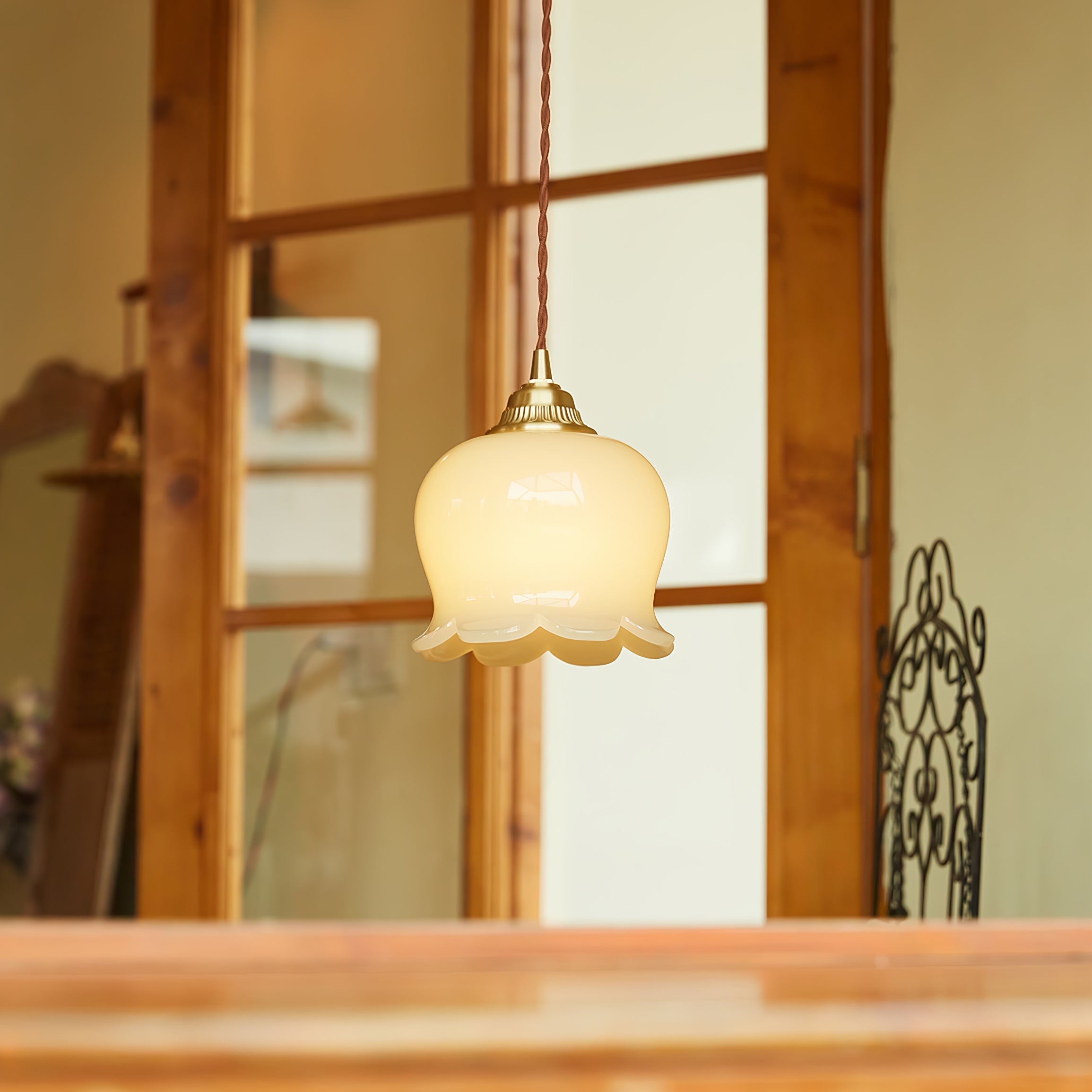 Valley Flower Pendant Lamp Floral Ceiling Light | Brass & Resin Design | E26/E27 Socket | Adjustable 150cm Hanging Cable