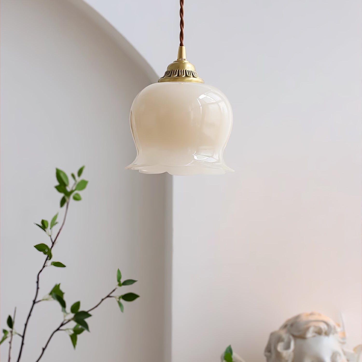 Valley Flower Pendant Lamp Floral Ceiling Light | Brass & Resin Design | E26/E27 Socket | Adjustable 150cm Hanging Cable