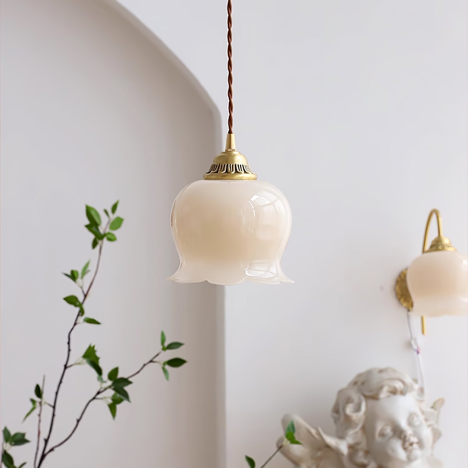 Valley Flower Pendant Lamp Floral Ceiling Light | Brass & Resin Design | E26/E27 Socket | Adjustable 150cm Hanging Cable