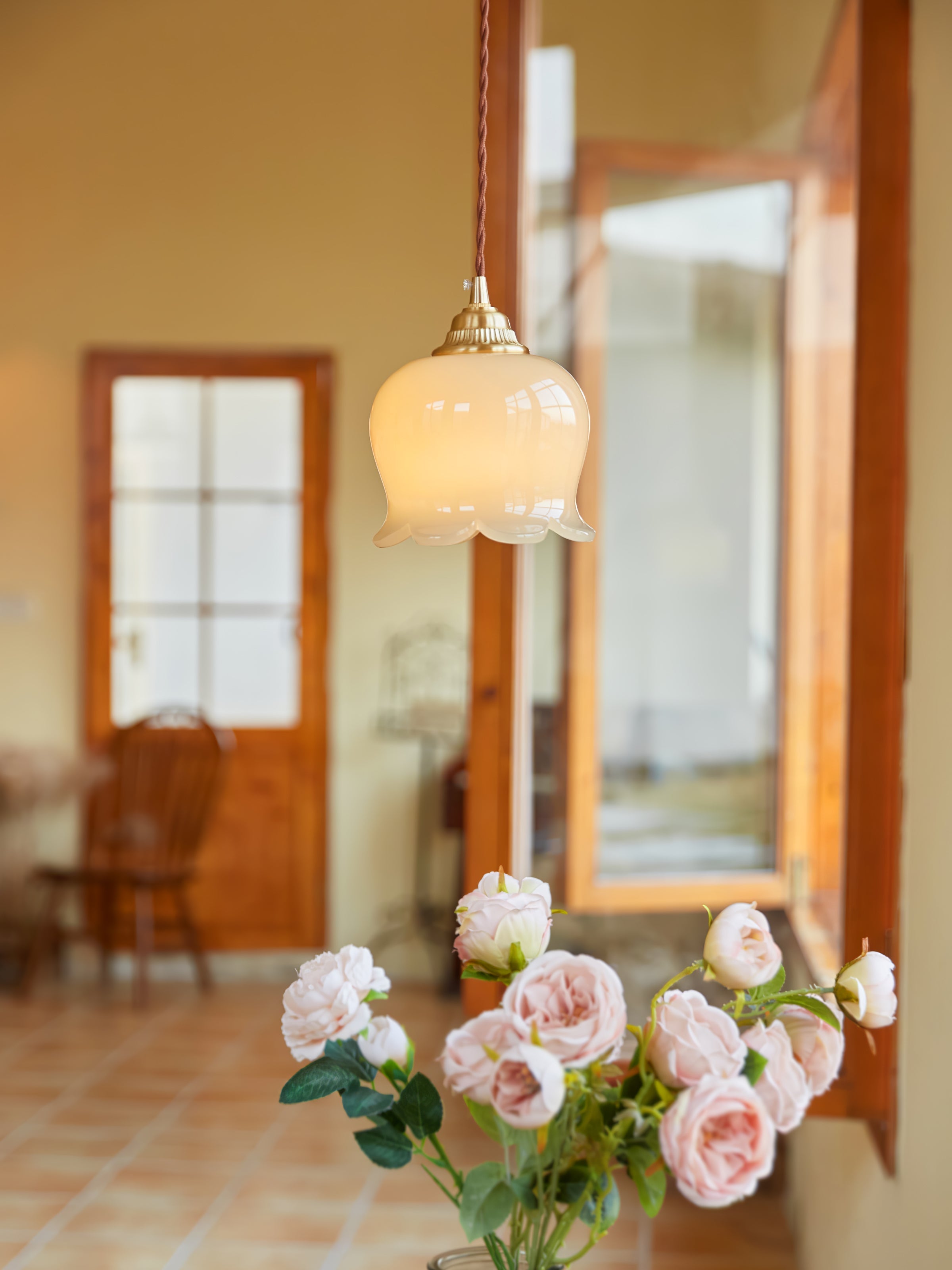 Valley Flower Pendant Lamp Floral Ceiling Light | Brass & Resin Design | E26/E27 Socket | Adjustable 150cm Hanging Cable