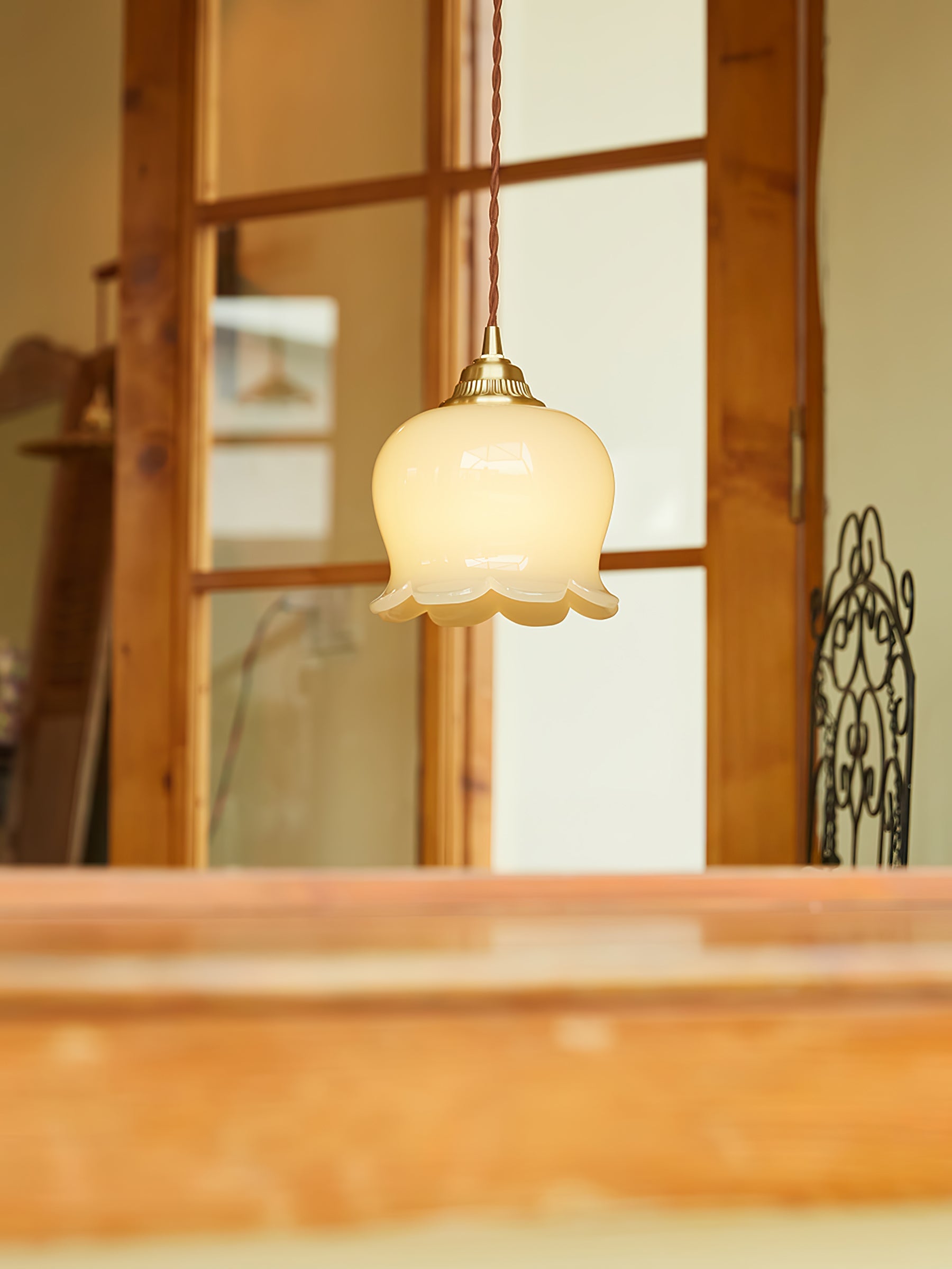 Valley Flower Pendant Lamp Floral Ceiling Light | Brass & Resin Design | E26/E27 Socket | Adjustable 150cm Hanging Cable