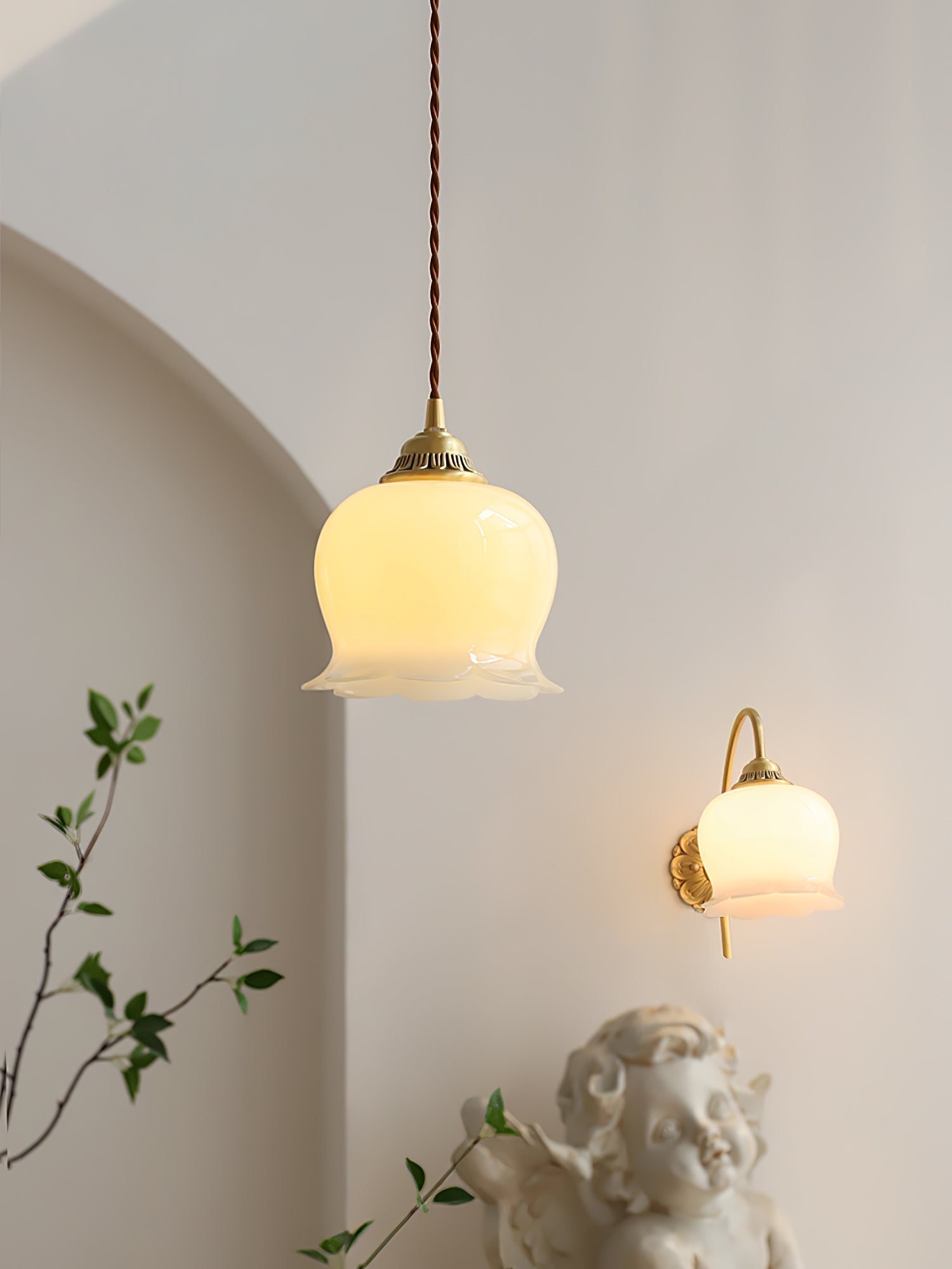 Valley Flower Pendant Lamp Floral Ceiling Light | Brass & Resin Design | E26/E27 Socket | Adjustable 150cm Hanging Cable