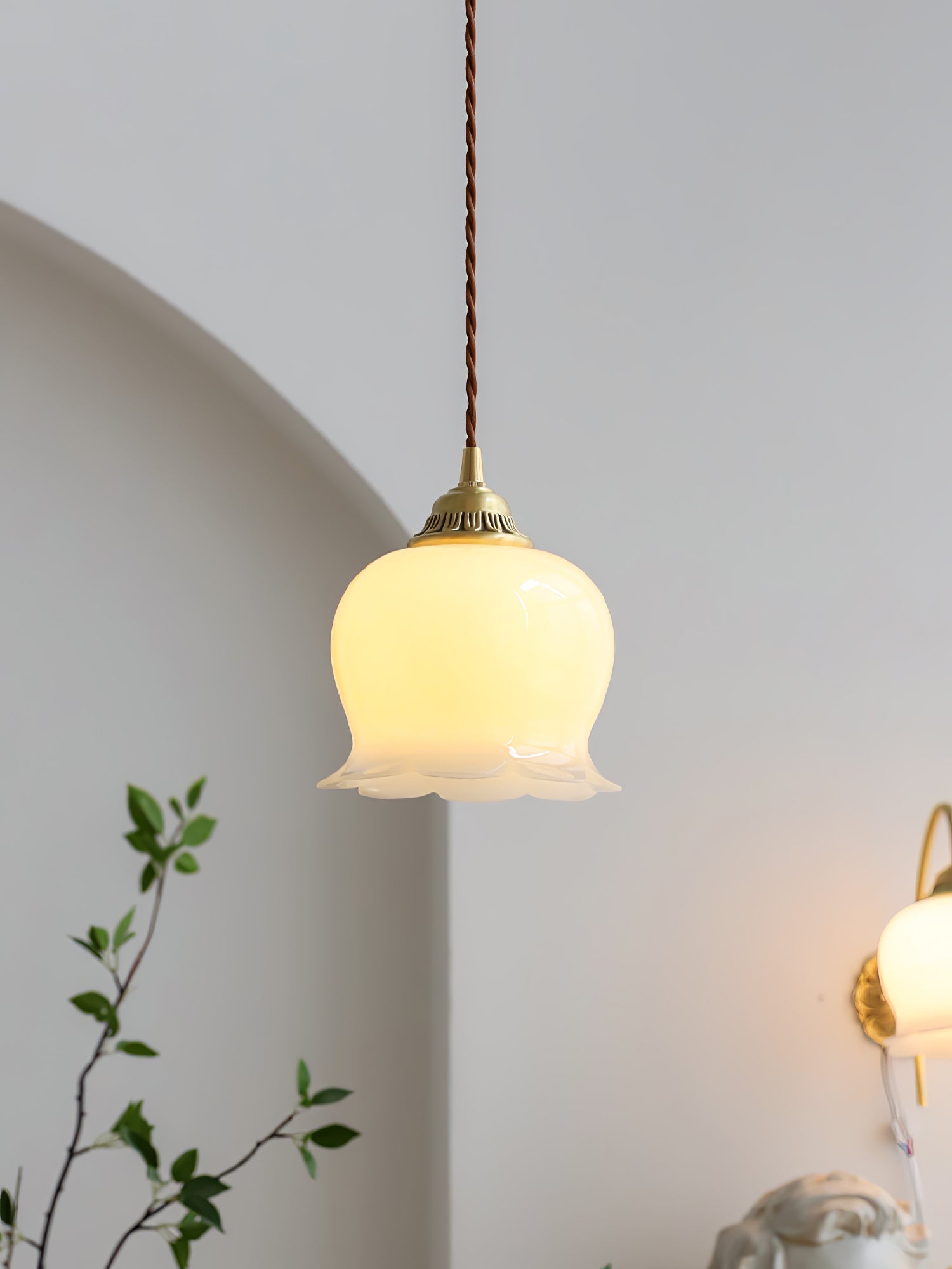Valley Flower Pendant Lamp Floral Ceiling Light | Brass & Resin Design | E26/E27 Socket | Adjustable 150cm Hanging Cable