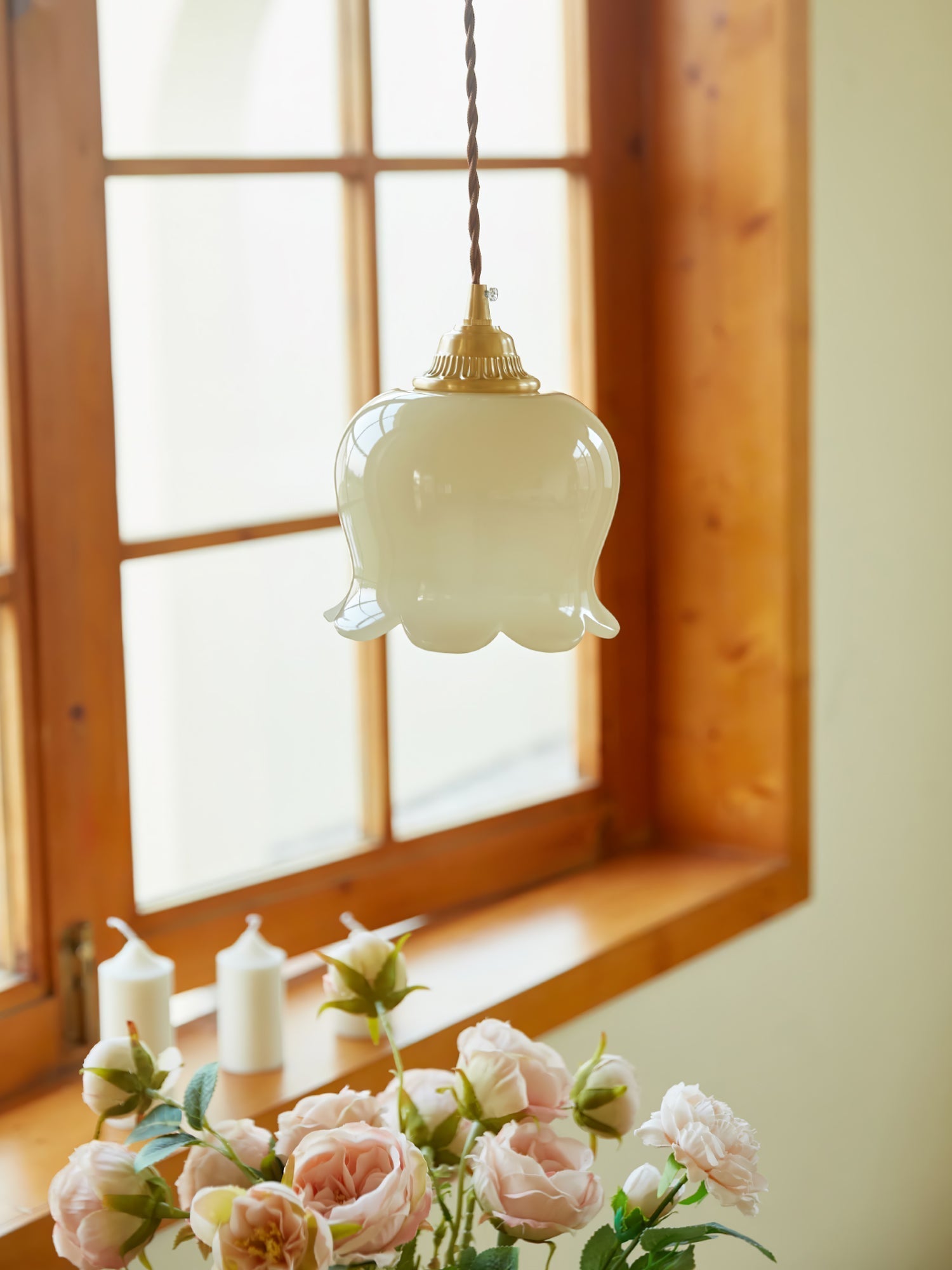 Valley Flower Pendant Lamp Floral Ceiling Light | Brass & Resin Design | E26/E27 Socket | Adjustable 150cm Hanging Cable