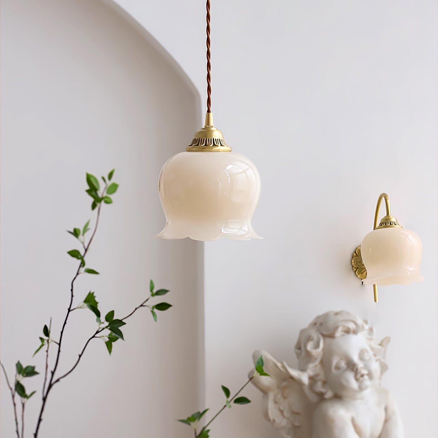 Valley Flower Pendant Lamp Floral Ceiling Light | Brass & Resin Design | E26/E27 Socket | Adjustable 150cm Hanging Cable