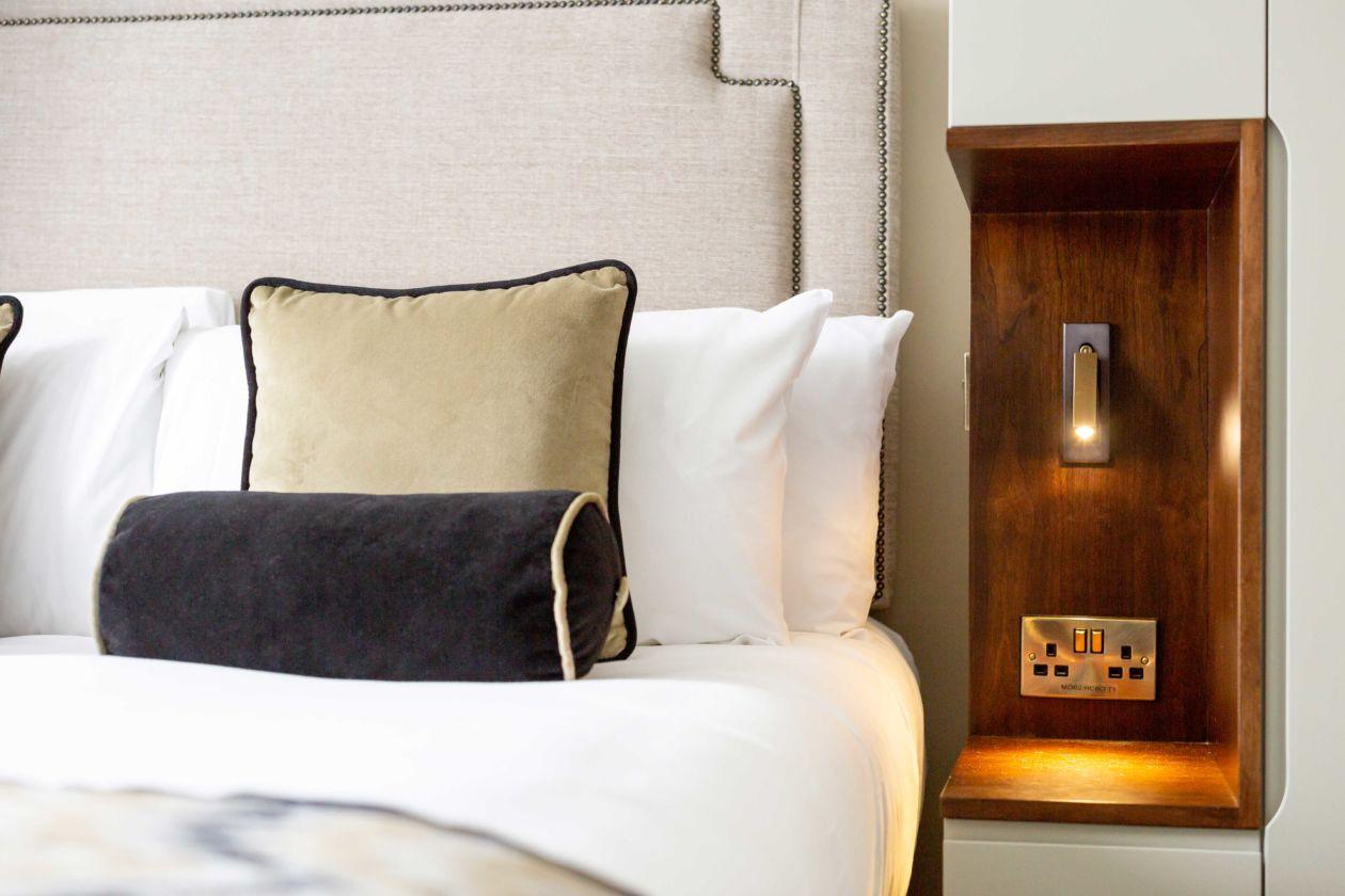 Minimalist Embedded Bedside Wall Sconce | Aluminum & Metal | Integrated 3000K LED | Adjustable Warm Light | Bedroom Accent
